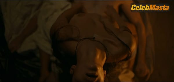 Laetitia Casta Scene Photos Gallery from Une Ile photo 7
