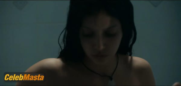 Laetitia Casta Scene Photos Gallery from Une Ile photo 10
