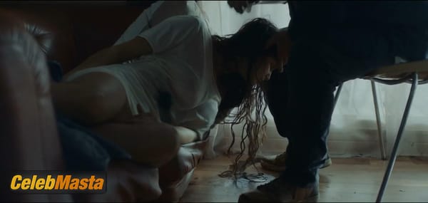 Laetitia Casta Scene Photos Gallery from Une Ile photo 11