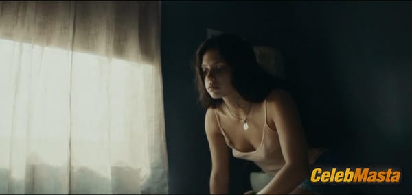 Laetitia Casta Scene Photos Gallery from Une Ile photo 13