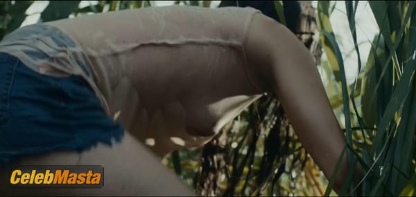 Laetitia Casta Scene Photos Gallery from Une Ile photo 18