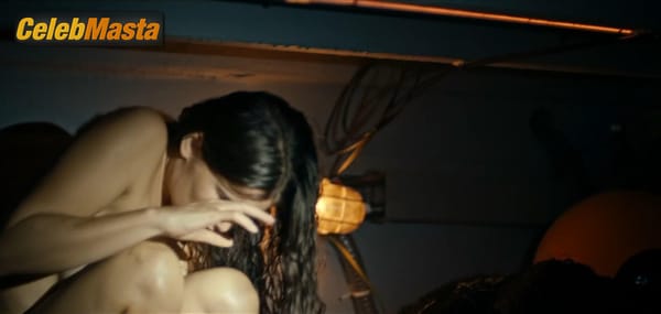 Laetitia Casta Scene Photos Gallery from Une Ile photo 21