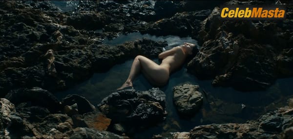 Laetitia Casta Scene Photos Gallery from Une Ile photo 27