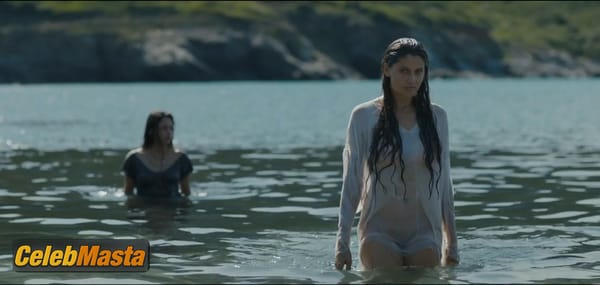 Laetitia Casta Scene Photos Gallery from Une Ile photo 29