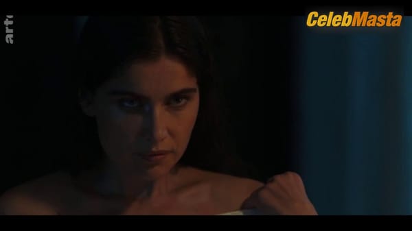 Laetitia Casta Scene Photos Gallery from Une Ile photo 31