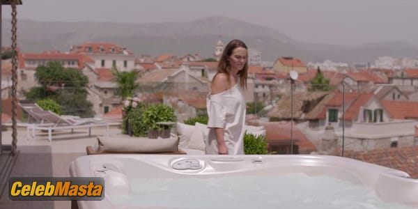Photo Gallery: Leighton Meester in The Weekend Away photo 11