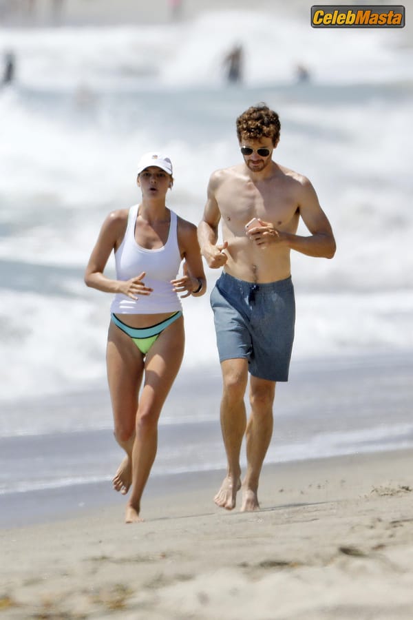 Kelly Rohrbach Photo Set: Takes Her Boyfriend Steuart Walton For A Run On The Beach photo 3