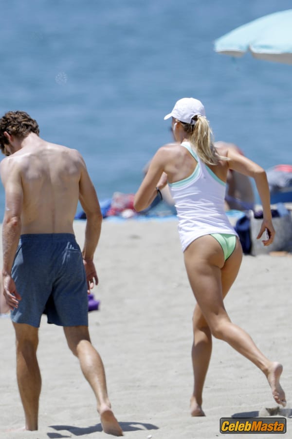 Kelly Rohrbach Photo Set: Takes Her Boyfriend Steuart Walton For A Run On The Beach photo 20