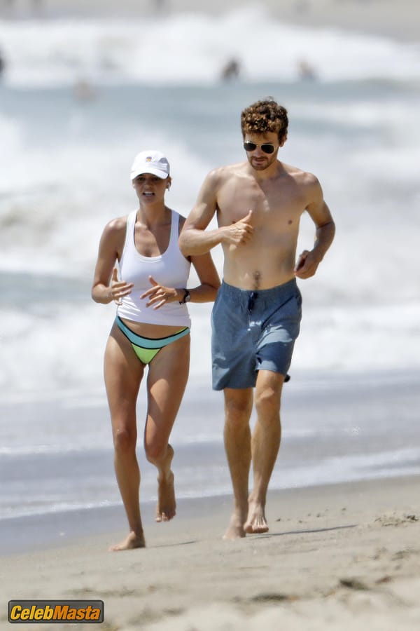 Kelly Rohrbach Photo Set: Takes Her Boyfriend Steuart Walton For A Run On The Beach photo 21