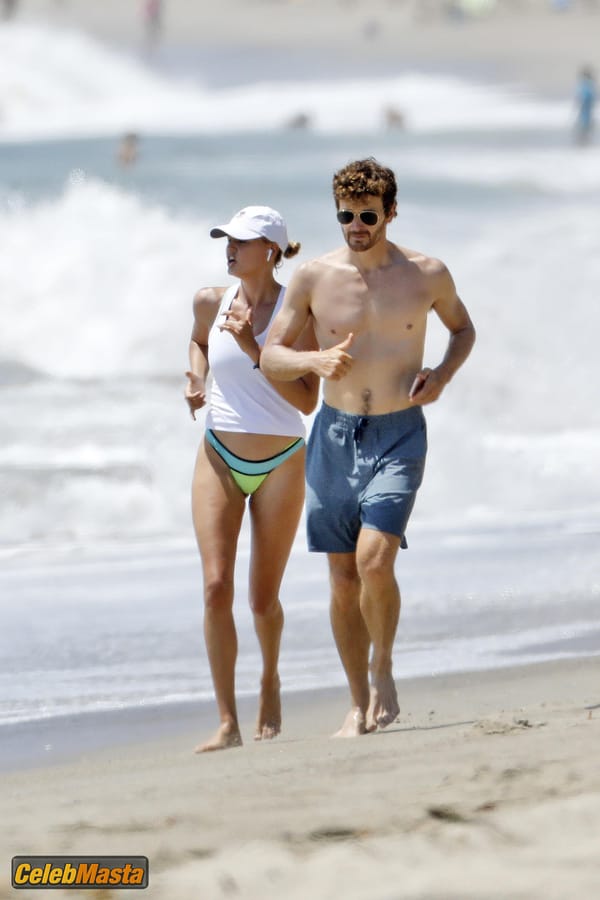 Kelly Rohrbach Gallery: Takes Her Boyfriend Steuart Walton For A Run On The Beach photo 5
