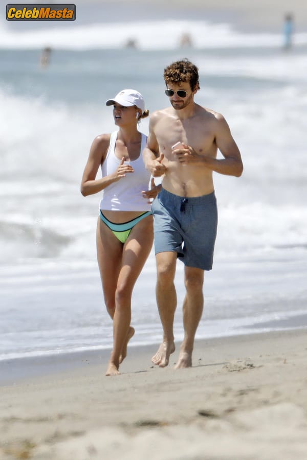 Kelly Rohrbach Gallery: Takes Her Boyfriend Steuart Walton For A Run On The Beach photo 35
