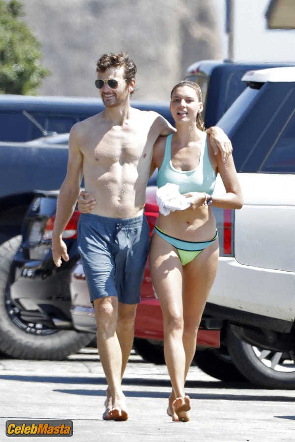 Kelly Rohrbach Gallery: Takes Her Boyfriend Steuart Walton For A Run On The Beach photo 40