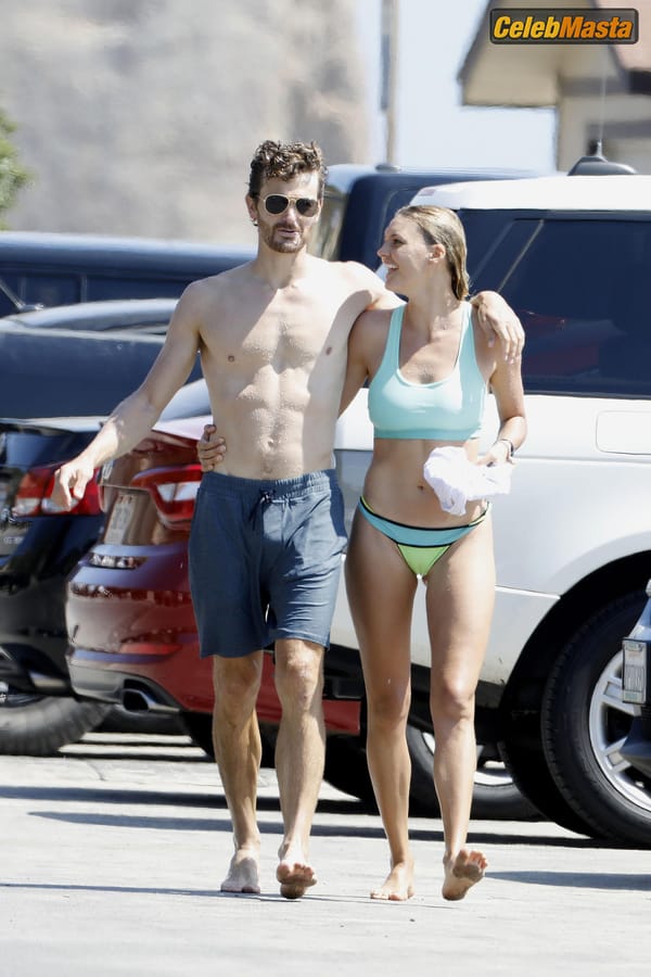 Kelly Rohrbach Gallery: Takes Her Boyfriend Steuart Walton For A Run On The Beach photo 44