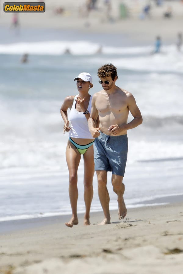 Kelly Rohrbach Gallery: Takes Her Boyfriend Steuart Walton For A Run On The Beach photo 47