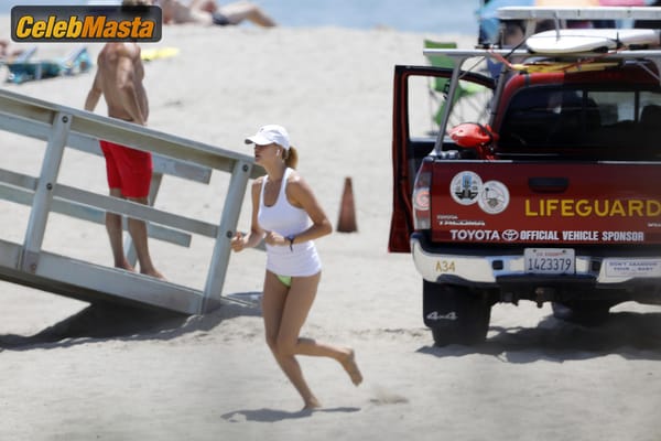 Kelly Rohrbach Gallery: Takes Her Boyfriend Steuart Walton For A Run On The Beach photo 55