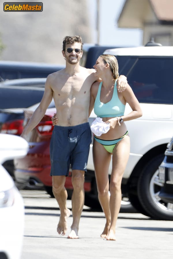 Kelly Rohrbach Gallery: Takes Her Boyfriend Steuart Walton For A Run On The Beach photo 67