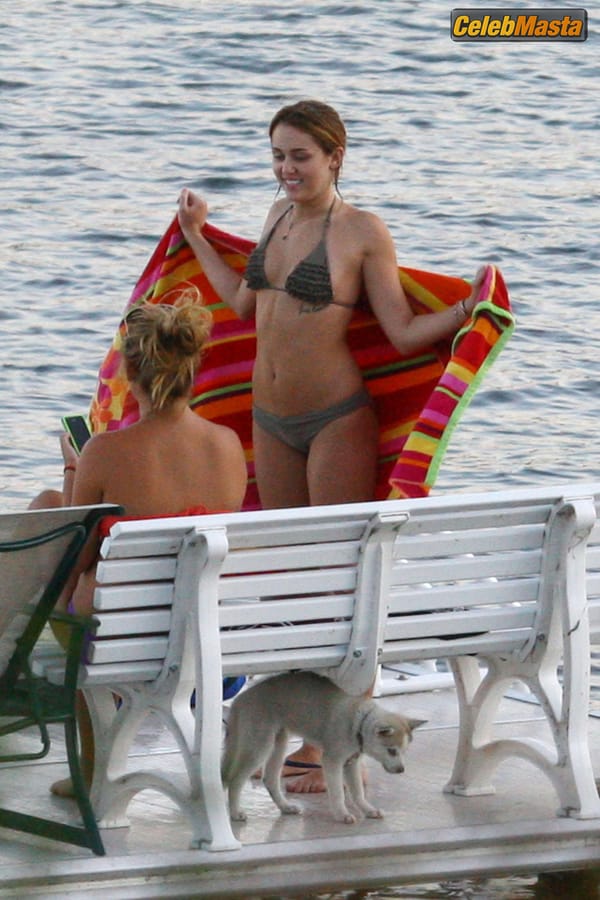 Miley Cyrus Photo Gallery from Beach Babes photo 6