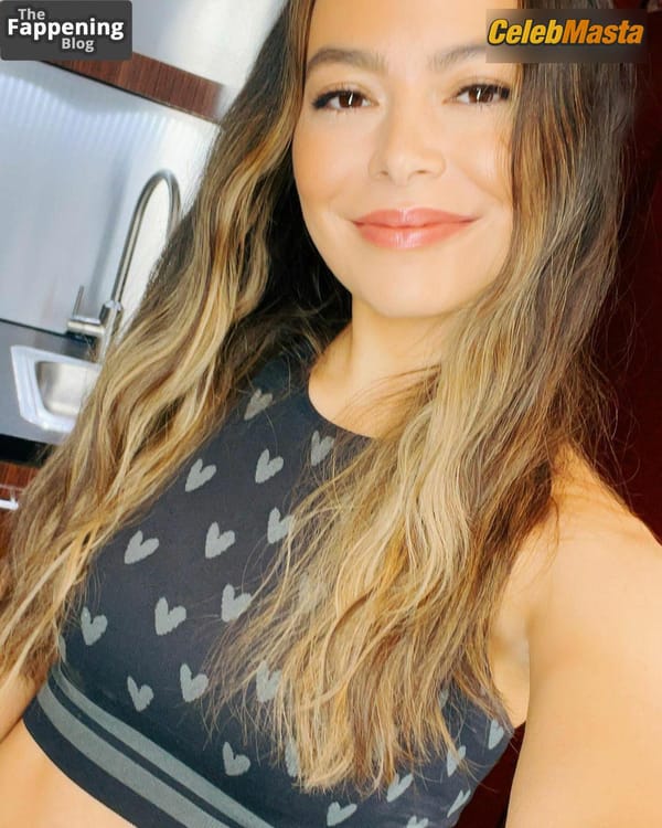 Miranda Cosgrove Photo Set: Hot Photos Collection photo 4