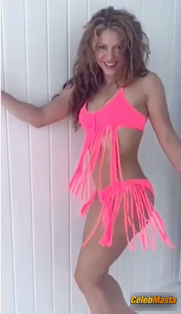 Shakira Photo Gallery from Beach Babes photo 10
