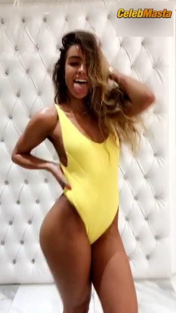 Sommer Ray Photo Set: Sweet Butt In Yellow Swimsuit photo 13