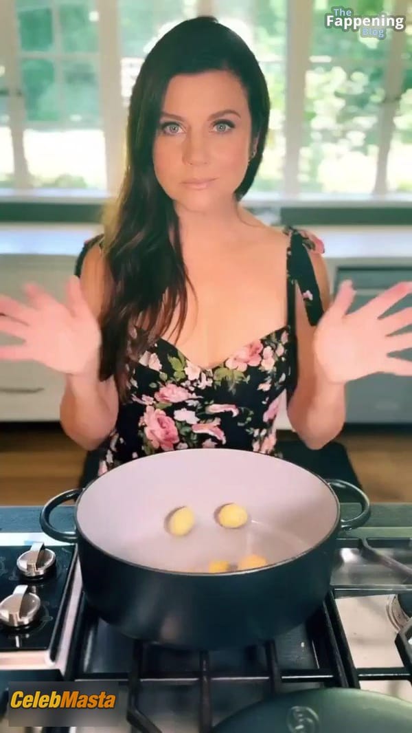 Tiffani Thiessen Photo Set: Sizzles In Kitchen Scene photo 7