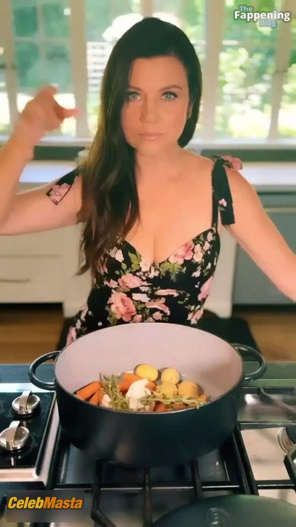 Tiffani Thiessen Photo Set: Sizzles In Kitchen Scene photo 11