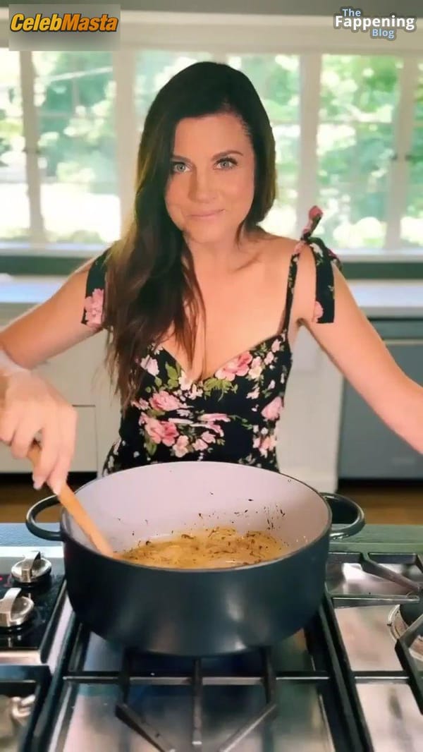 Tiffani Thiessen Photo Set: Sizzles In Kitchen Scene photo 14