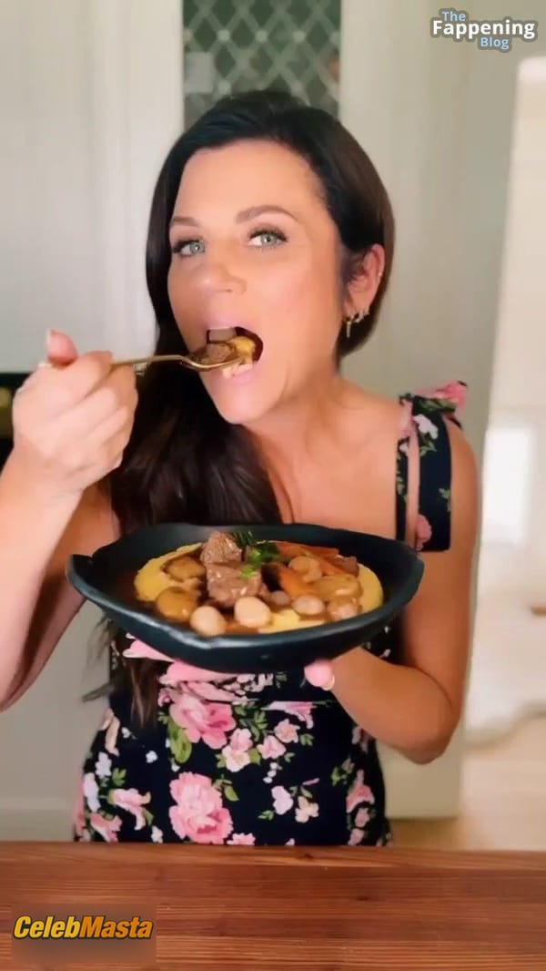 Tiffani Thiessen Photo Set: Sizzles In Kitchen Scene photo 16