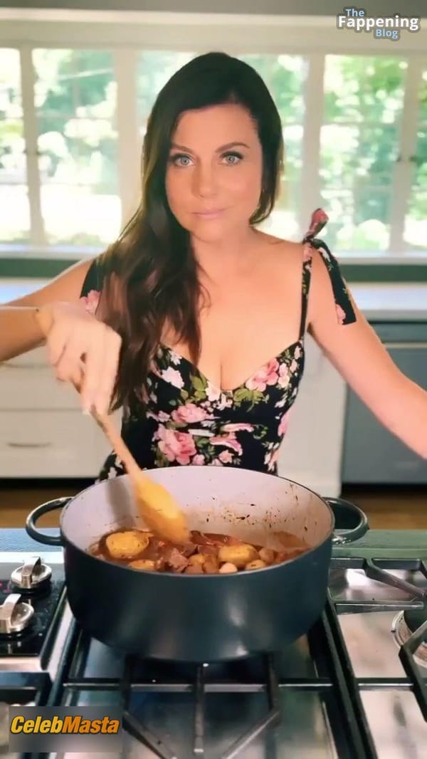 Tiffani Thiessen Photo Set: Sizzles In Kitchen Scene photo 18