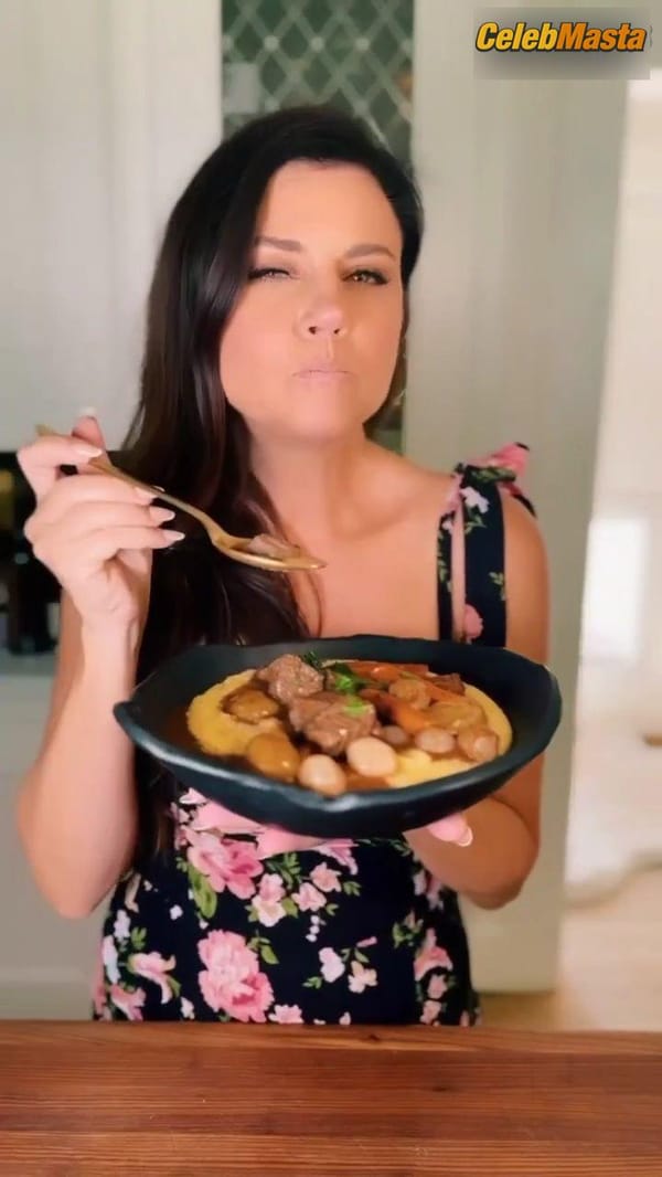 Tiffani Thiessen Photo Set: Sizzles In Kitchen Scene photo 19