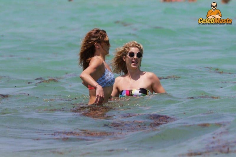 Emily Bett Rickards Photo Collection photo 3