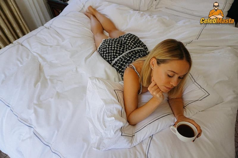 Becca Tobin Photo Set photo 1