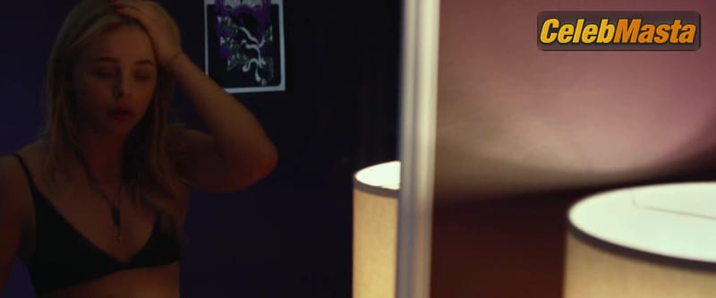 Chloe Grace Moretz Photo Set from Brain On Fire photo 3