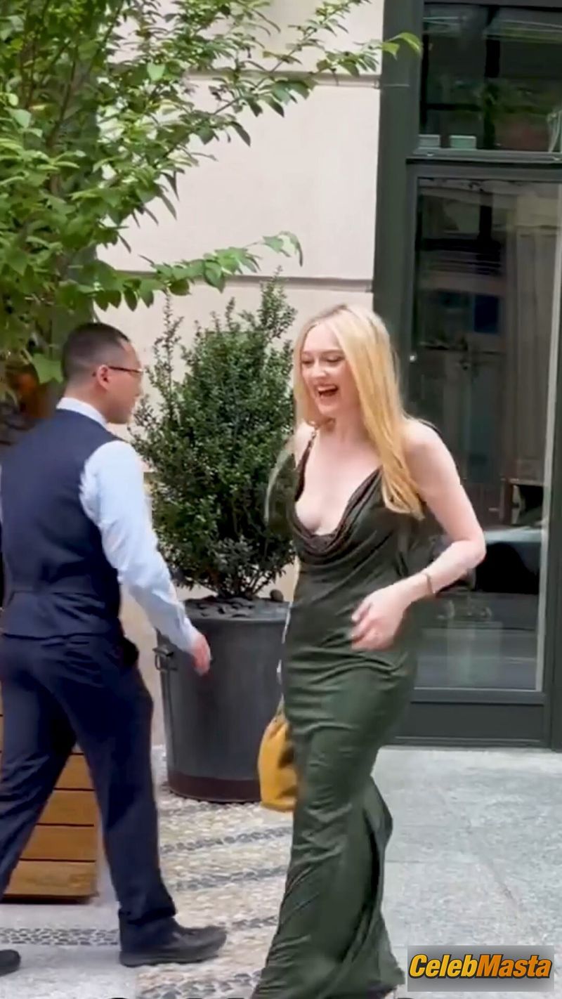 Dakota Fanning Photo Gallery from Deep Cleavage In A Sleek Green Dress photo 1