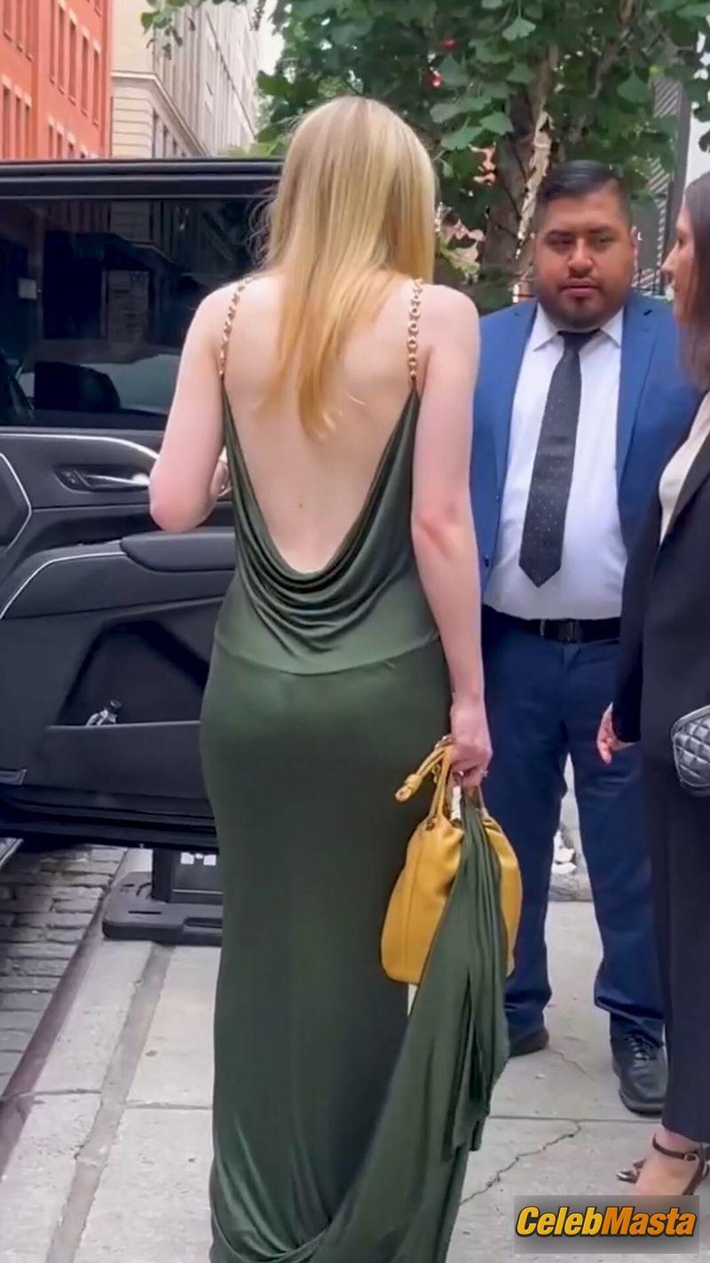 Dakota Fanning Photo Gallery from Deep Cleavage In A Sleek Green Dress photo 2