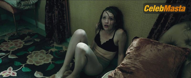 Emily Browning Photo Gallery from Legend photo 4