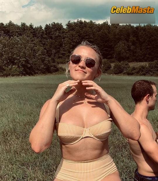 Emily Osment Photo Set: Sexy Photos photo 1