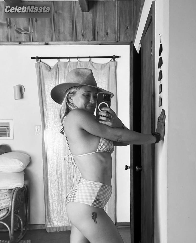 Emily Osment Photo Set: Sexy Photos photo 3