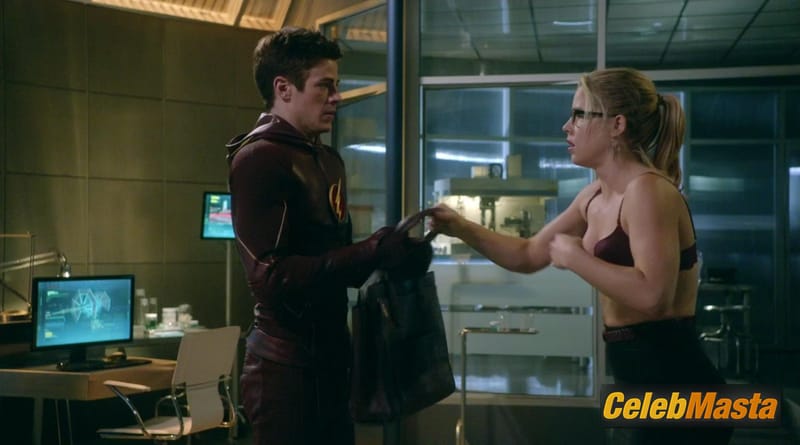 Emily Bett Rickards Photo Set from The Flash photo 4