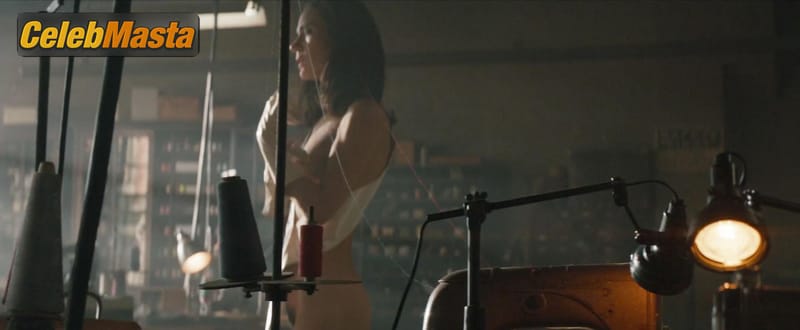 Jennifer Connelly Photo Gallery from American Pastoral photo 1