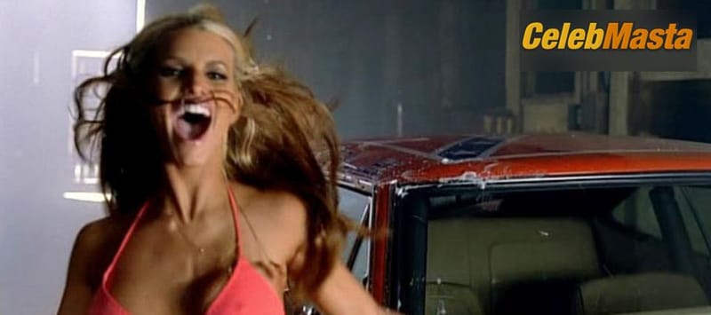 Photo Gallery: Jessica Simpson in These Boots Are Made For Walking photo 3