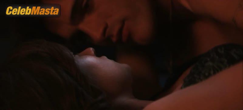 Joey King Scene Photos Gallery from The Kissing Booth 2 photo 4