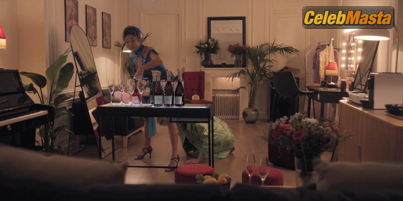 Photo Gallery: Lily Collins in Emily In Paris photo 4