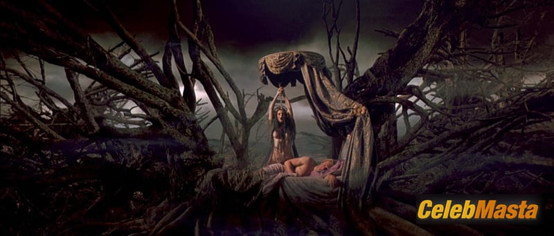 Monica Bellucci Photo Gallery from The Brotherhood Of The Wolf photo 3