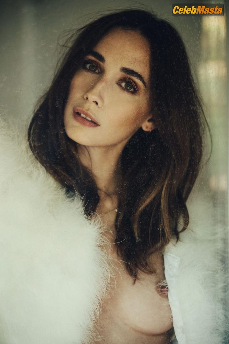 Photo Gallery: Rebecca Dayan Topless By Olivia Malone photo 4
