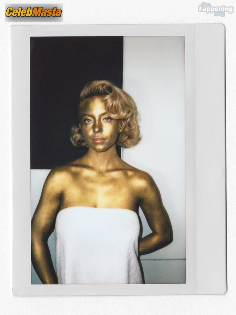 Sydney Sweeney Sexy And Bare Teases Her Golden Tits And Body In A Photoshoot For W Magazine photo 4
