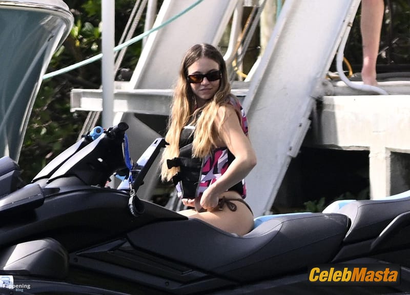 Sydney Sweeney Sexy Photos Spotted Showing Off Her Beautiful Body In A Hot Bikini photo 2
