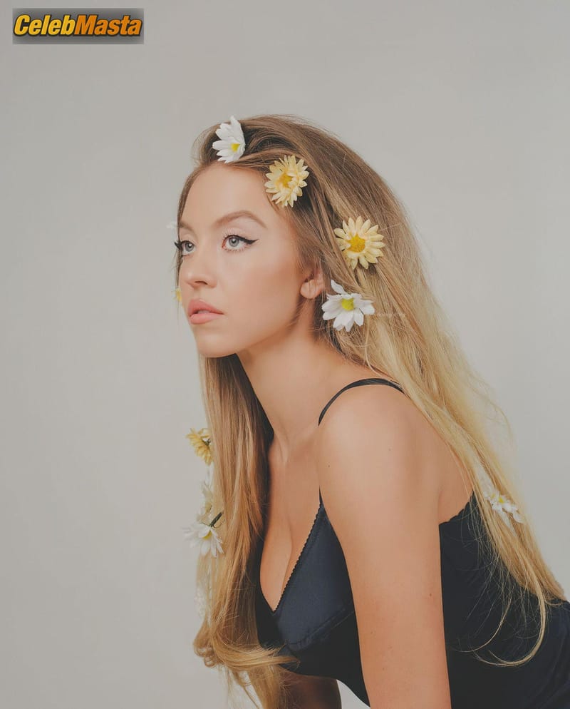 Sydney Sweeney Sexy Poses in A Glamour Photoshoot by Sam Dameshek photo 2