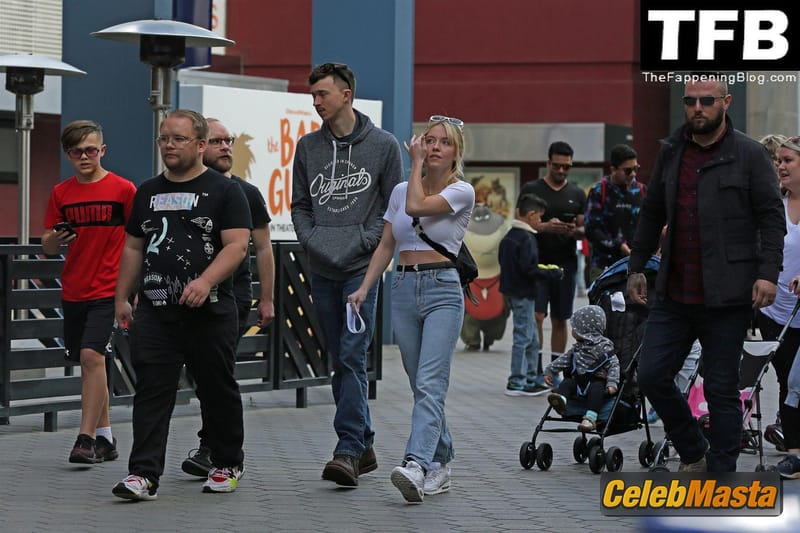 Sydney Sweeney Sexy Seen Flaunting Her Big Boobs In A White Crop Top At The Universal Studios in Hollywood Photo Gallery photo 4