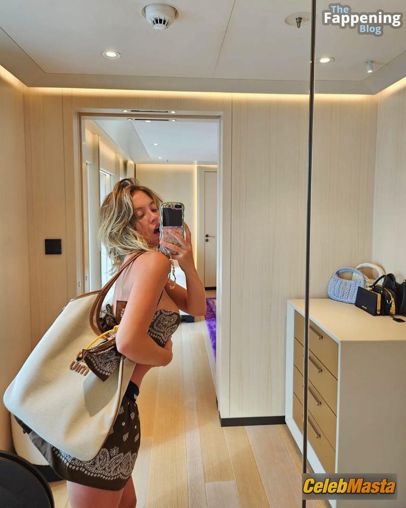 Sydney Sweeney Sexy Sizzles In Sensual Selfies Photo Gallery photo 1